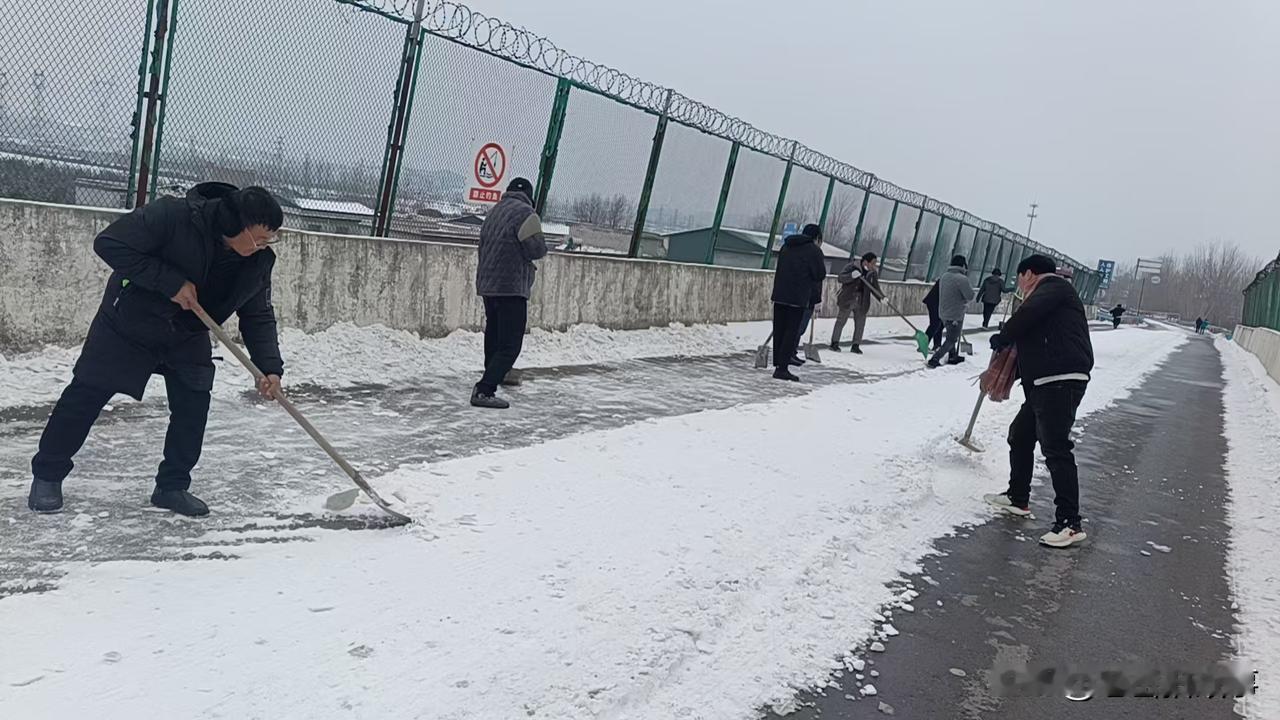 今天从家乡群里看到，这场降雪也波及到老家，大雪过后，村里组织村民清除村里通往外面