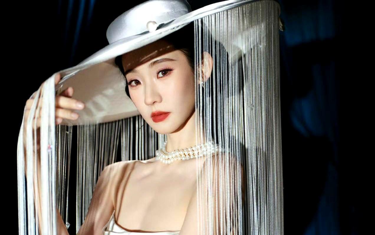 红毯还没散，85后设计师就把“唯一灵魂”四字焊死在张艺凡腰封上。同场卢昱晓戴斗