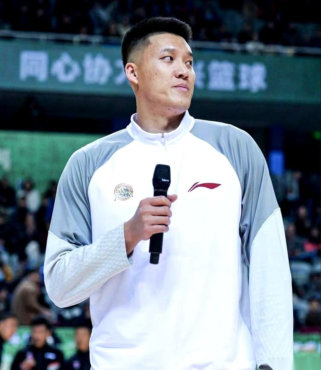 CBA有个球员叫曾繁日，前教练杜锋当着全国直播的镜头，指着他鼻子骂：“阿日，你能