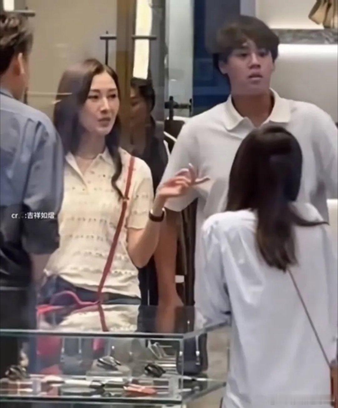 最美港姐李嘉欣在伦敦和好友相聚，55岁的人面部苹果肌肿得老高差点认不出来了。穿着