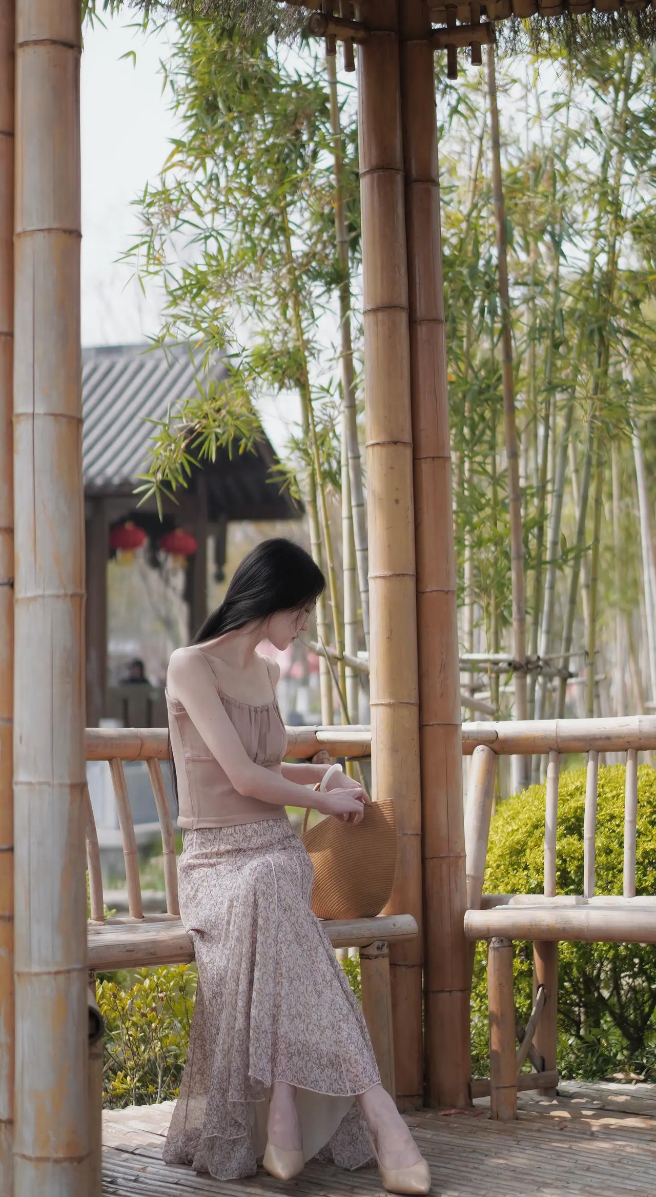 竹林深处坐，清风拂面来。
