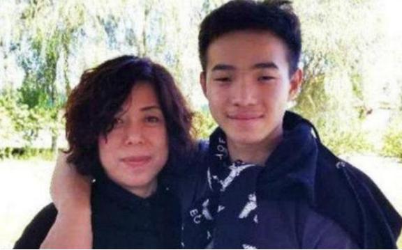 1995年，黑龙江一女子捡到一聋哑男婴，为了抚养他，不惜与丈夫离婚，甚至卖掉房产