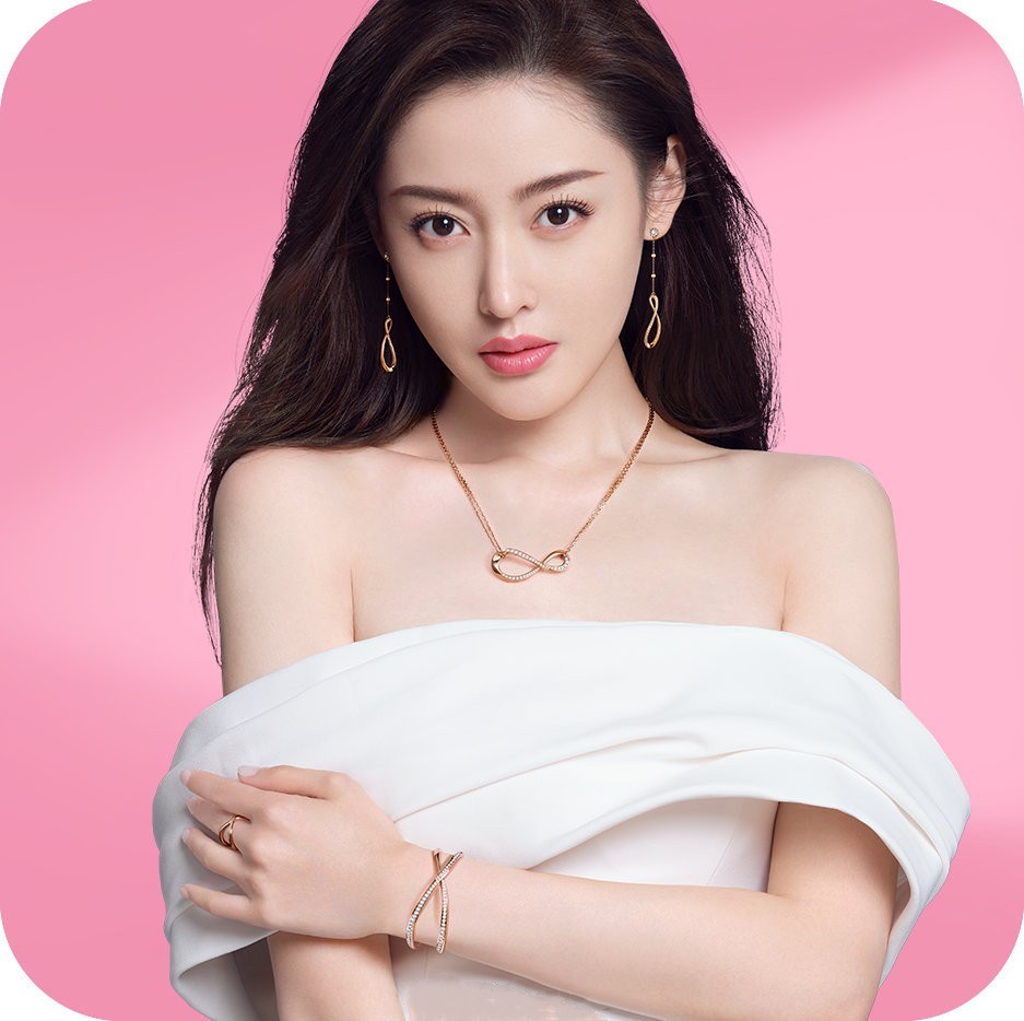 张天爱，白裙经典穿搭，红唇点缀，曼妙迷人。张天爱