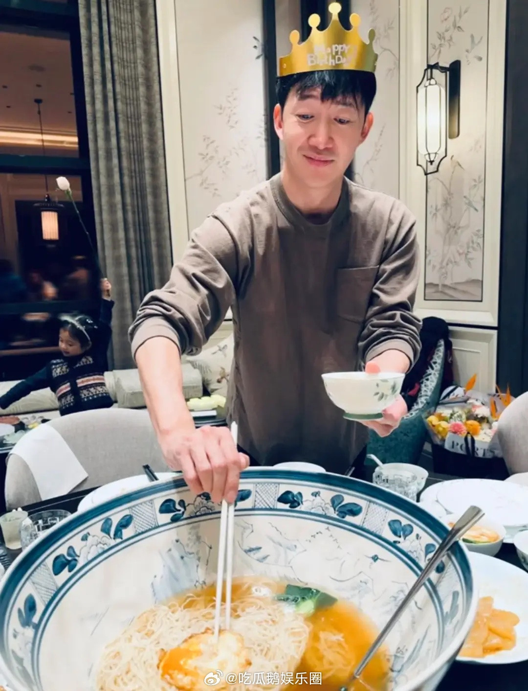 王阳和家人庆生，生日面超有排面，女儿漂亮如洋娃娃颜值愈发无敌！