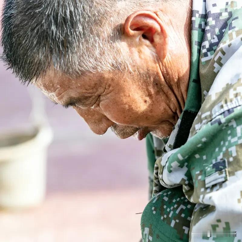 退伍老兵，你们是时代的英雄！曾在火热军营，扛枪站岗，摸爬滚打，用青春和热血守护祖