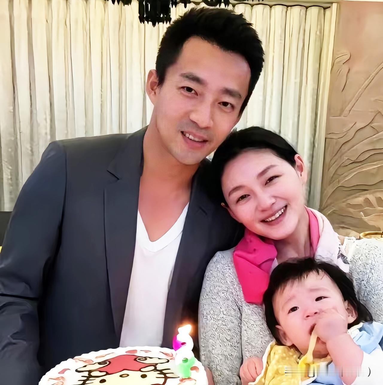 小菲主动关注小玥儿外网账号，满心欢喜盼着父女缓和关系，没想到满怀期待换来彻底冷落