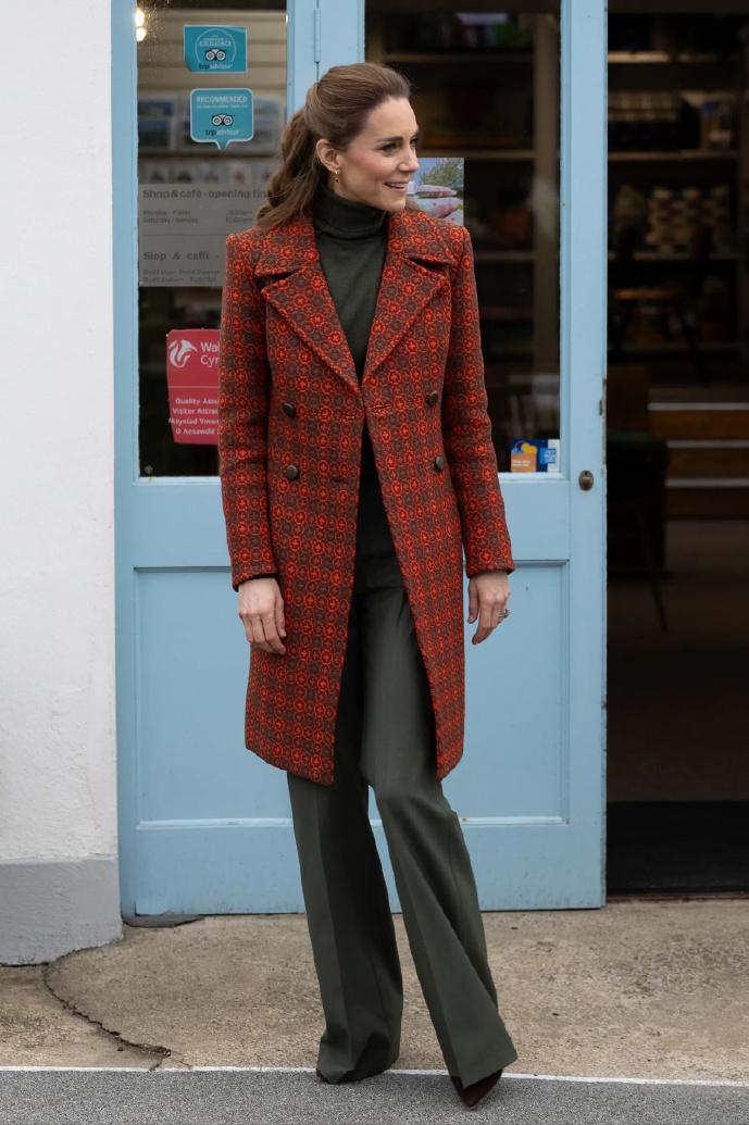 凯特王妃访问威尔士纺织厂！[吐舌头眯眼睛笑]这次是全新的花纹中长大衣，铁锈红色配墨绿内搭