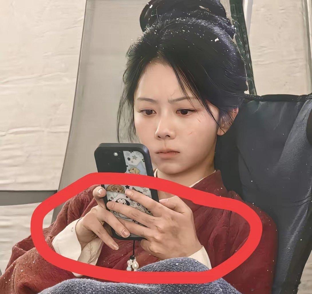 我发现谭松韵她不仅是长得显小最重要的是，她比别的女生看着都干净，尤其是她的指甲。​很多时候，我看谭松