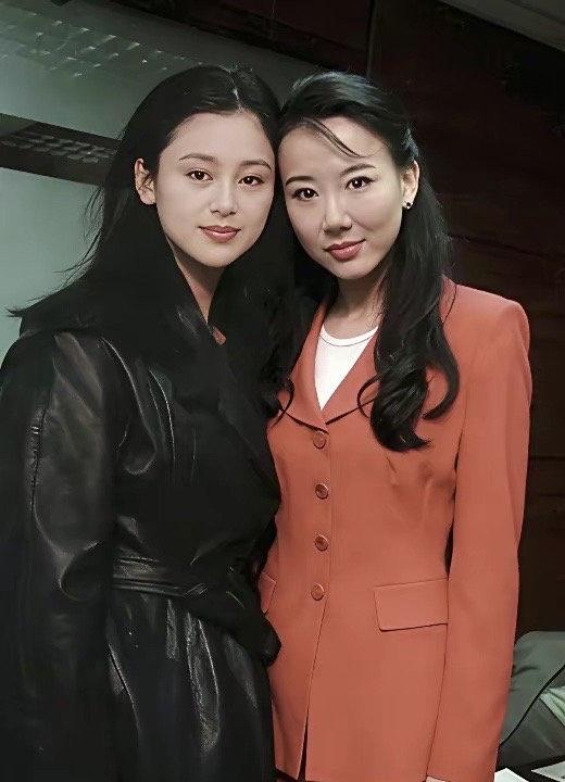 1995年，陈红与萧蔷同框的画面。那一年，两大美女都是27岁，一位是公认的“