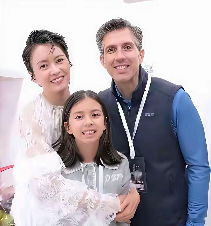 梁咏琪的老公居然是外国人，这个男人不是大明星，更不是富豪，也不是什么有钱人，就是