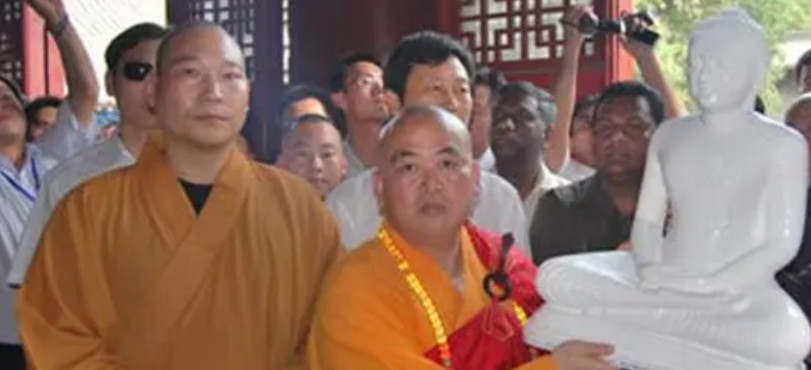 按照常规来说，这次释永信倒台，十年前曾举报过他的释延鲁应该很高兴才对，因为释永信