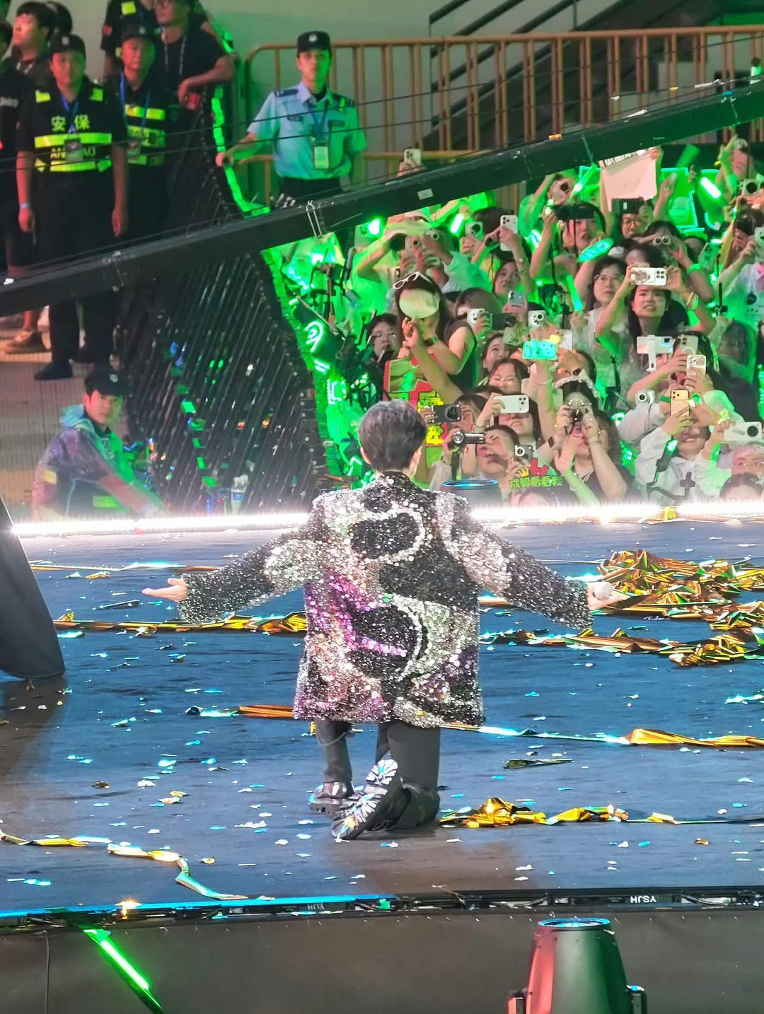 一直有个很大的疑问！内娱很多演员唱歌全程靠修音、对口型。偏偏专心拍戏的成毅，唱歌
