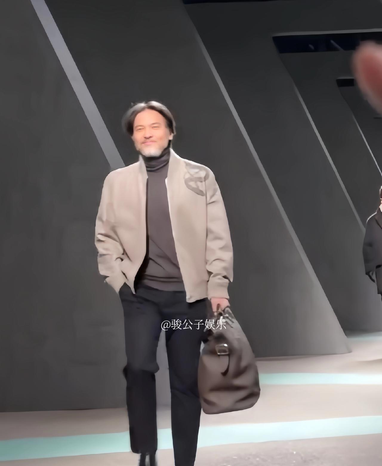 冯德伦拎着爱马仕包走秀，帅气依然，白胡子白头发，已成沧桑老大爷的模样，只是，他毕