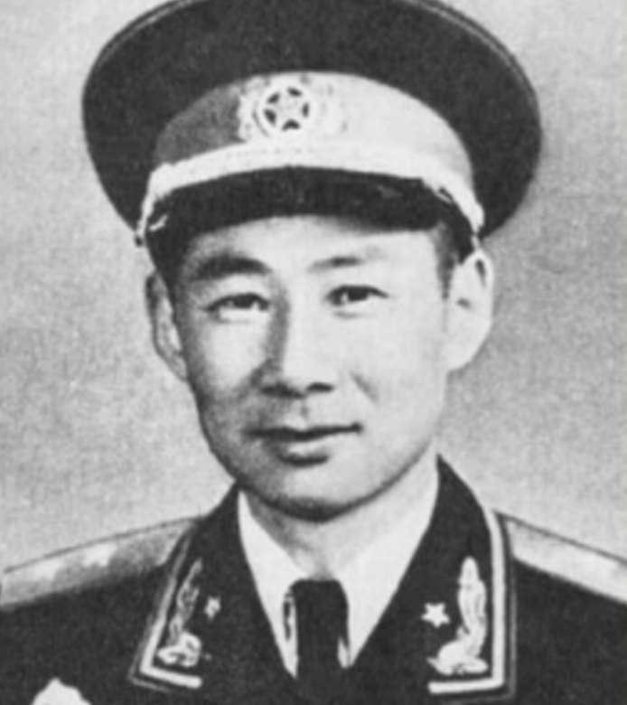 1955年授衔前夕，我军一副军长按照级别应被授予少将军衔，谁知贺龙听说后顿时火冒