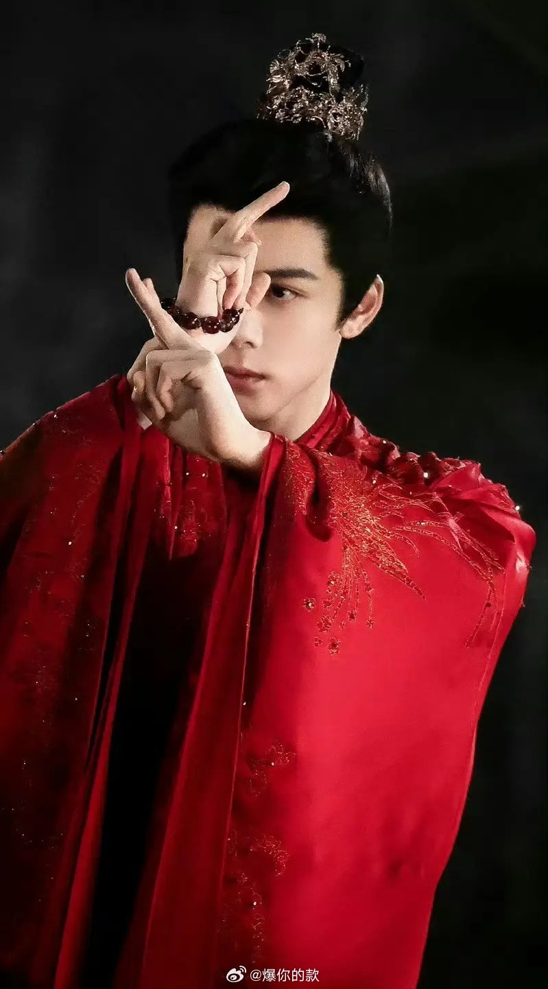 曾舜晞清冷佛子武拾光曾舜晞甩佛珠的爆发力“清冷佛子”四个字，曾舜晞用一个眼神就立
