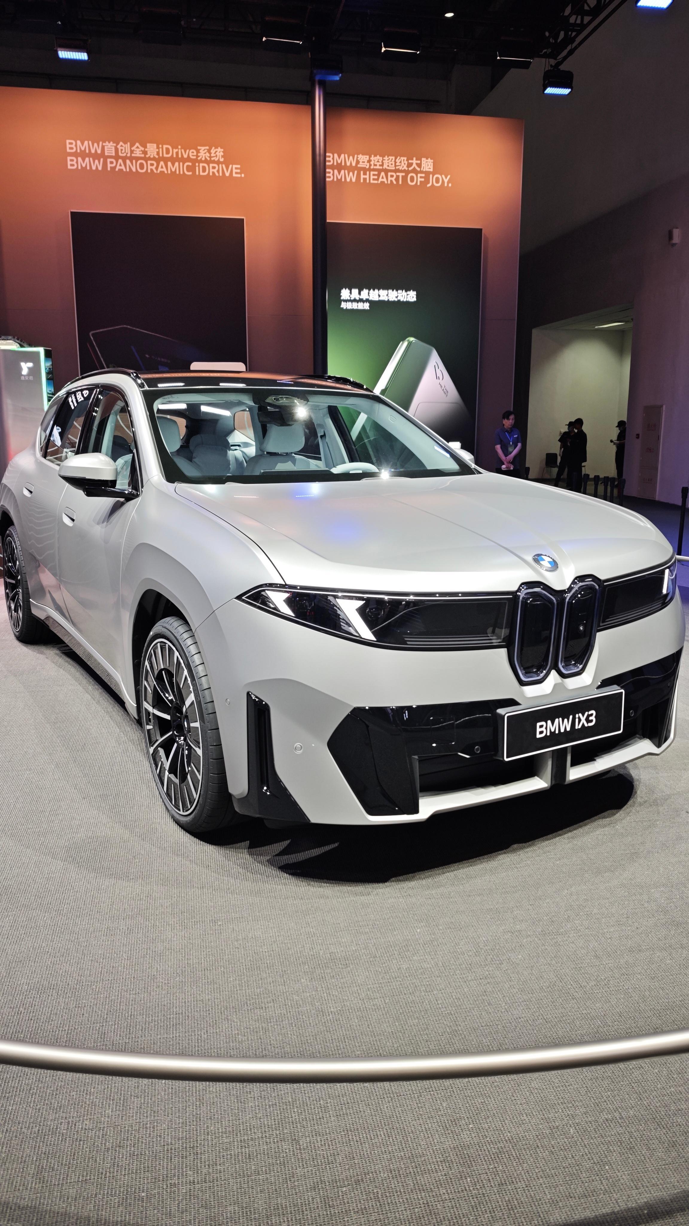 昨天车展上我特意去奔驰和宝马展台摸了一下它们最新的纯电动产品，奔驰GLCL和宝