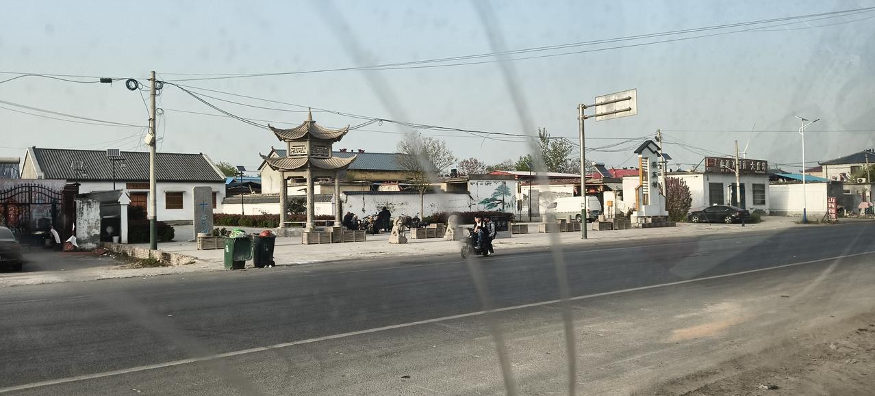 《水浒传》里孙二娘开店的地方是十字坡，有两个地方都称是十字坡遗址。一个在山东聊城