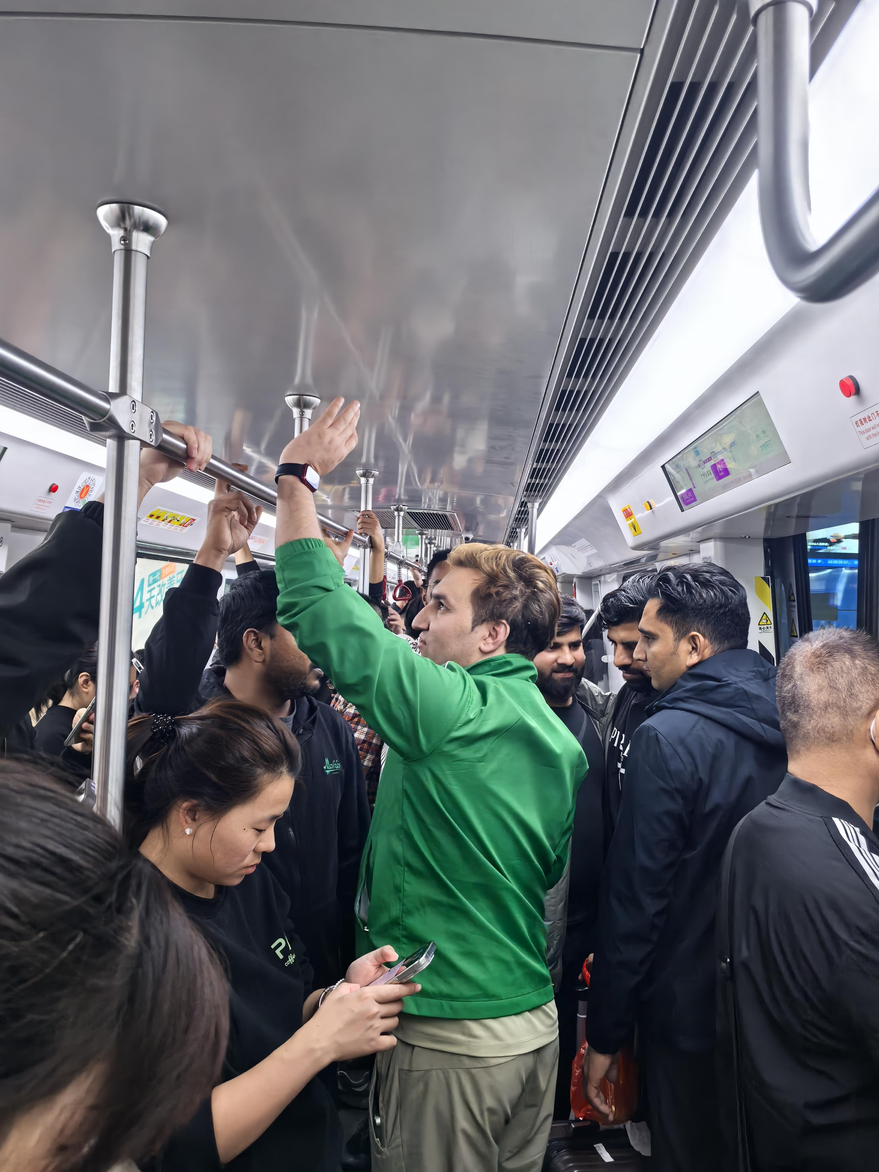 满满当当的老外。广州，珠江新城，怪不得叫宇宙中心，酒吧地铁都是！[捂脸哭]