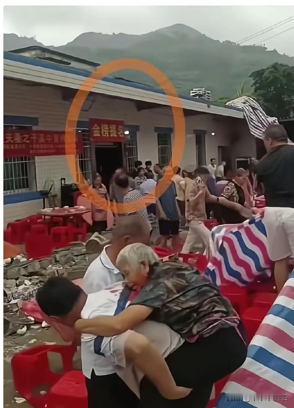 有时候不得不相信玄学。长宁县那个升学宴，网上有人说现场横幅上写的不是金榜题名