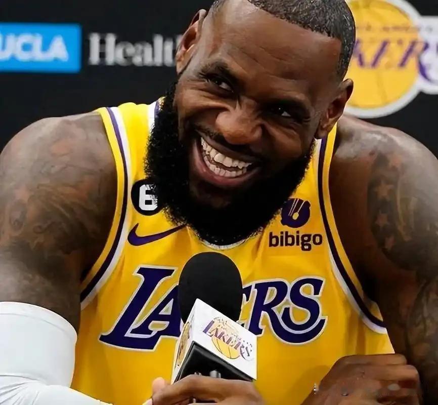 才复出第二场老詹就直接不装了在装下去连三当家都保不住了复出第一场，老詹可谓是