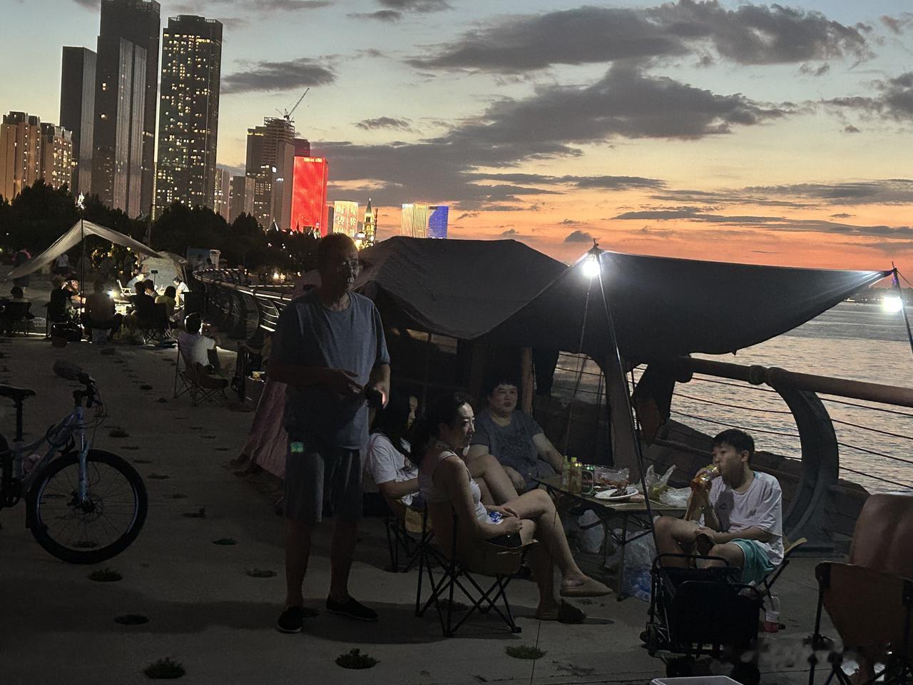 大连本地人在这玩呢！晚上，从音乐喷泉广场出发，走海边木栈道一直到尽头，也就是