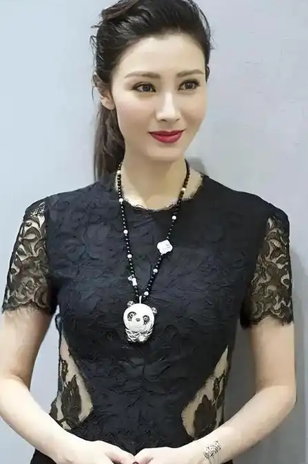 有网友在中国香港的知名豪宅晓庐楼下意外碰到了正准备回家的李嘉欣，随手拍下的画面