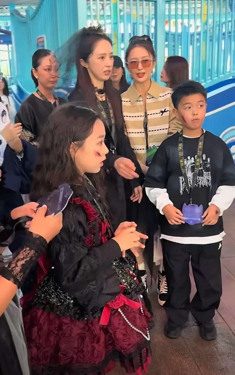 董璇也是很仗义的一个女人呢，自己下嫁张维伊火了，得到了工作机会，也愿意带着佟丽娅