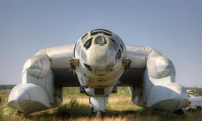 1975年，俄罗斯两名探险者，正在穿越一片荒原，突然，一人指着远处大喊：“看！那