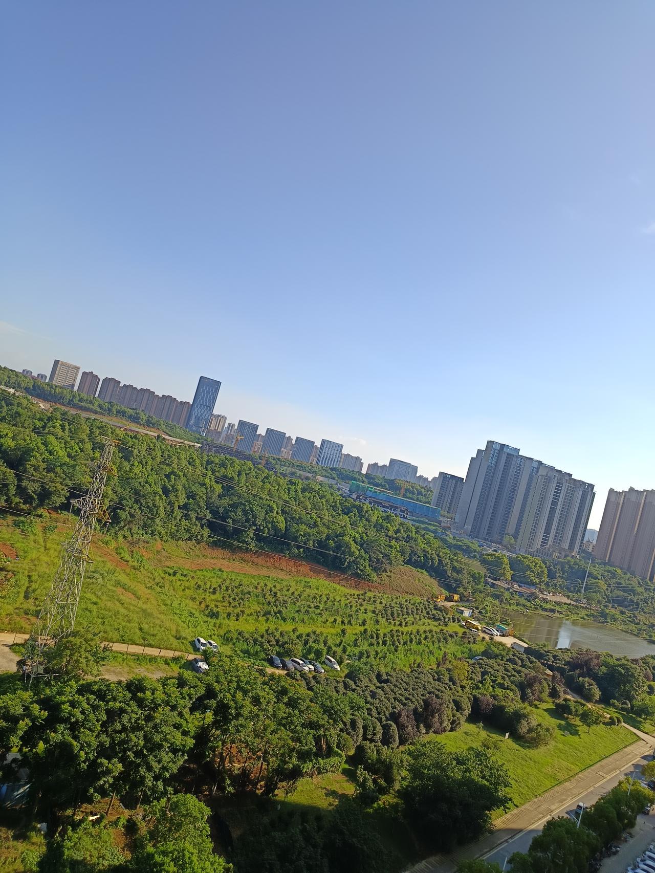 现在是7月11号中午，武汉的气温依旧是艳阳高照，气温达到37度，看到外面火辣辣的