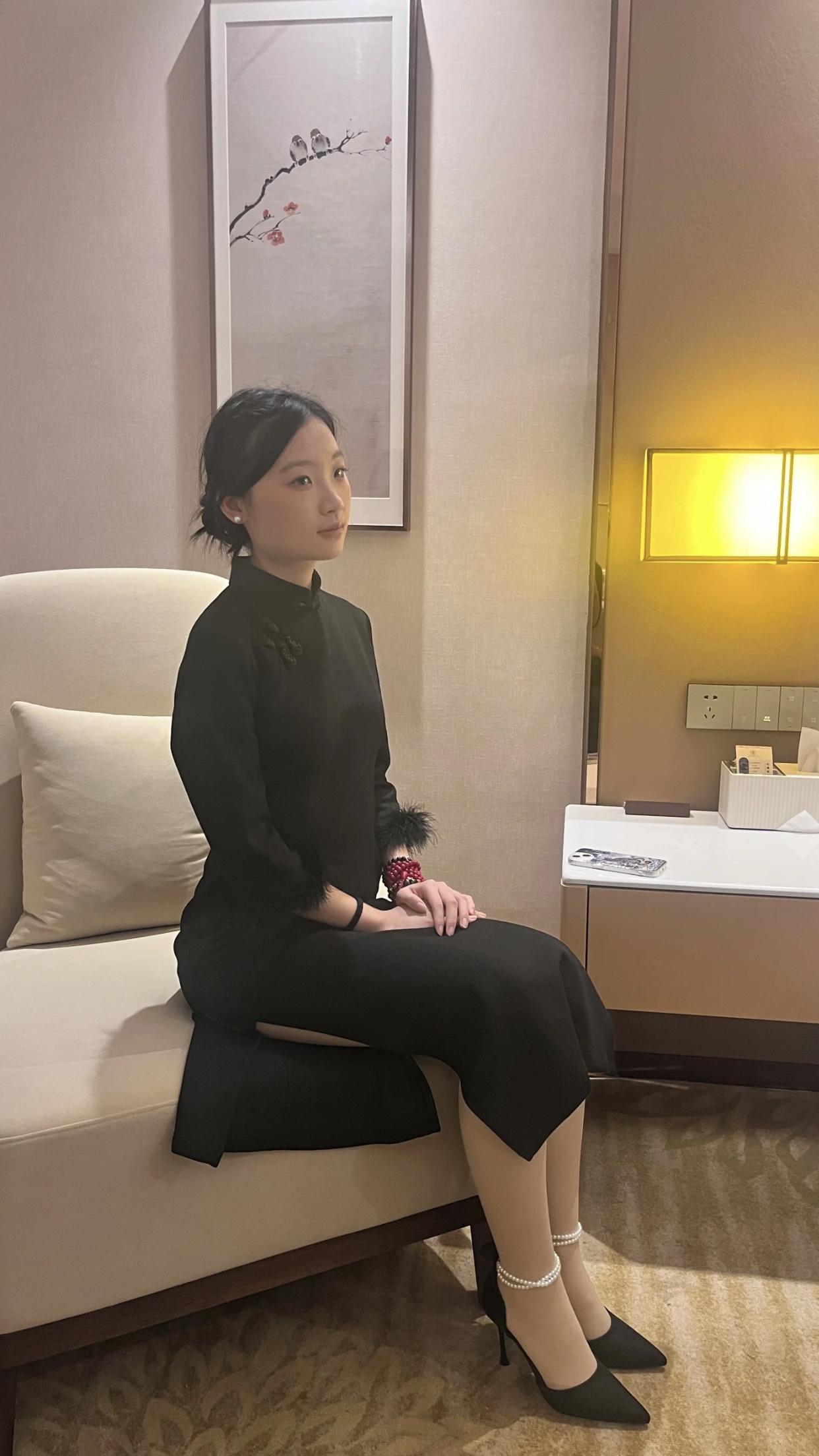 端庄稳重的美女一身简约黑色旗袍穿搭，温柔大气得不行，笑容灿烂又治愈，尽显知性优雅