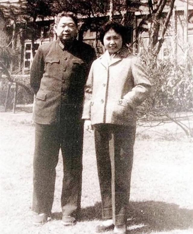 1965年4月，时任沈阳军区司令员陈锡联将军与夫人王璇梅在沈阳时的合影。那张
