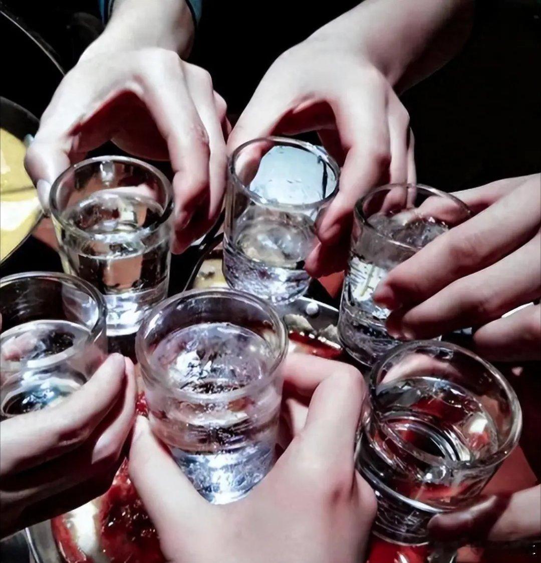 日常提醒常喝酒的人：喝酒后出现4个异常，或是猝死的前兆，别大意1、胸闷难