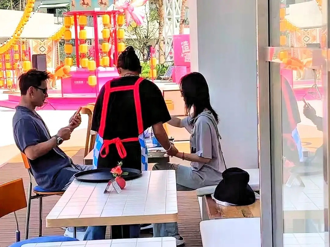 有网友在海南万宁日月湾偶遇吴谨言和她老公，两口子不愧是明星，真的很好看！