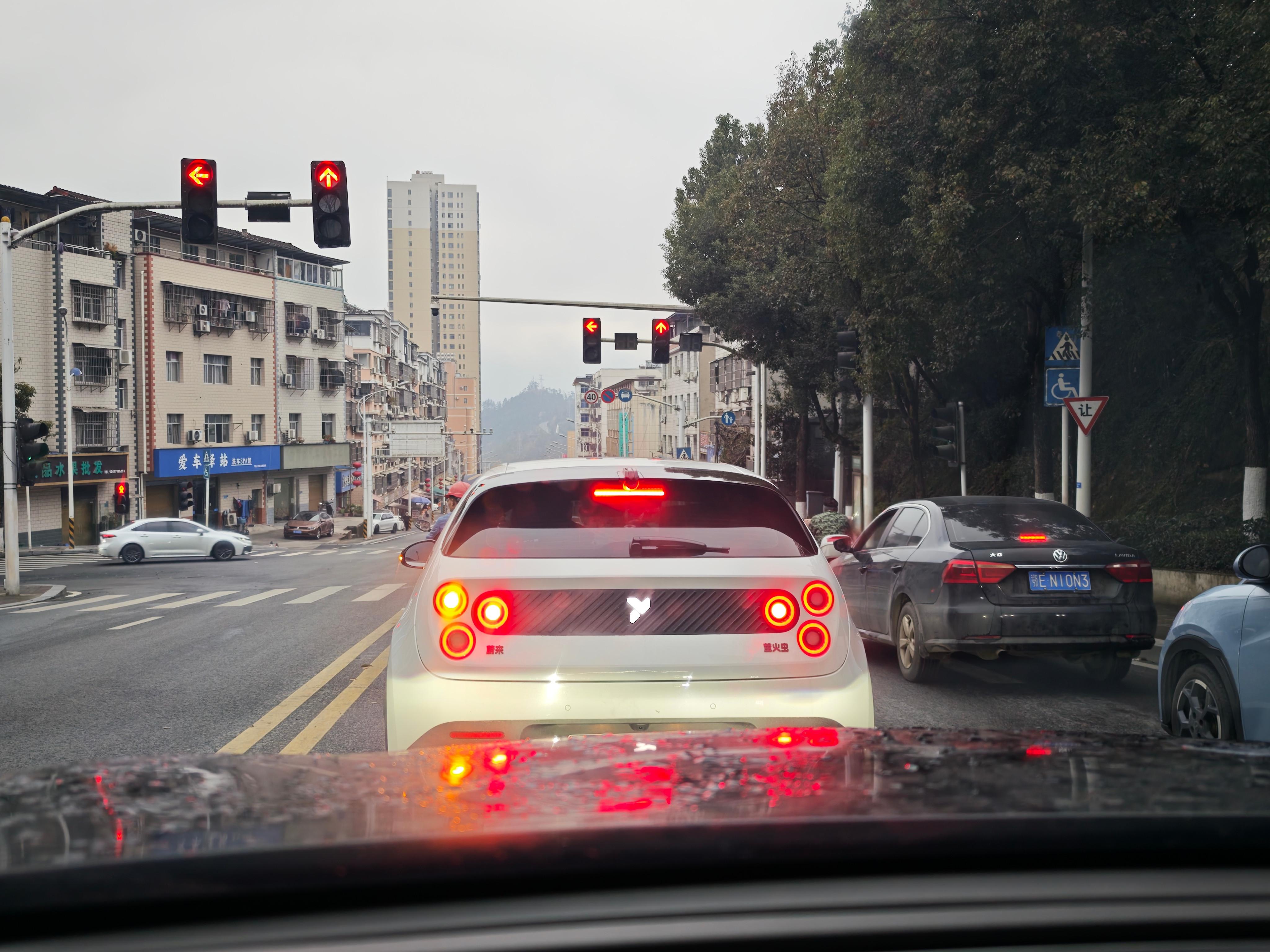 早上上班的时候，隔多远就看见六个眼睛。我就寻思着，咦？在我们这个小地方居然还看见