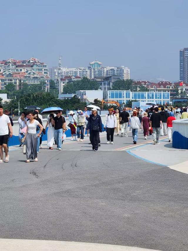 太可惜了，大人带孩旅游一定要把孩子看好，陕西人到天津的“天津之眼”游玩，幼子落水