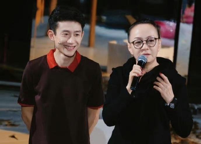 宋丹丹看张一山话剧哭了!我的DNA直接原地蹦迪了！谁能想到，当年《家有儿女》里