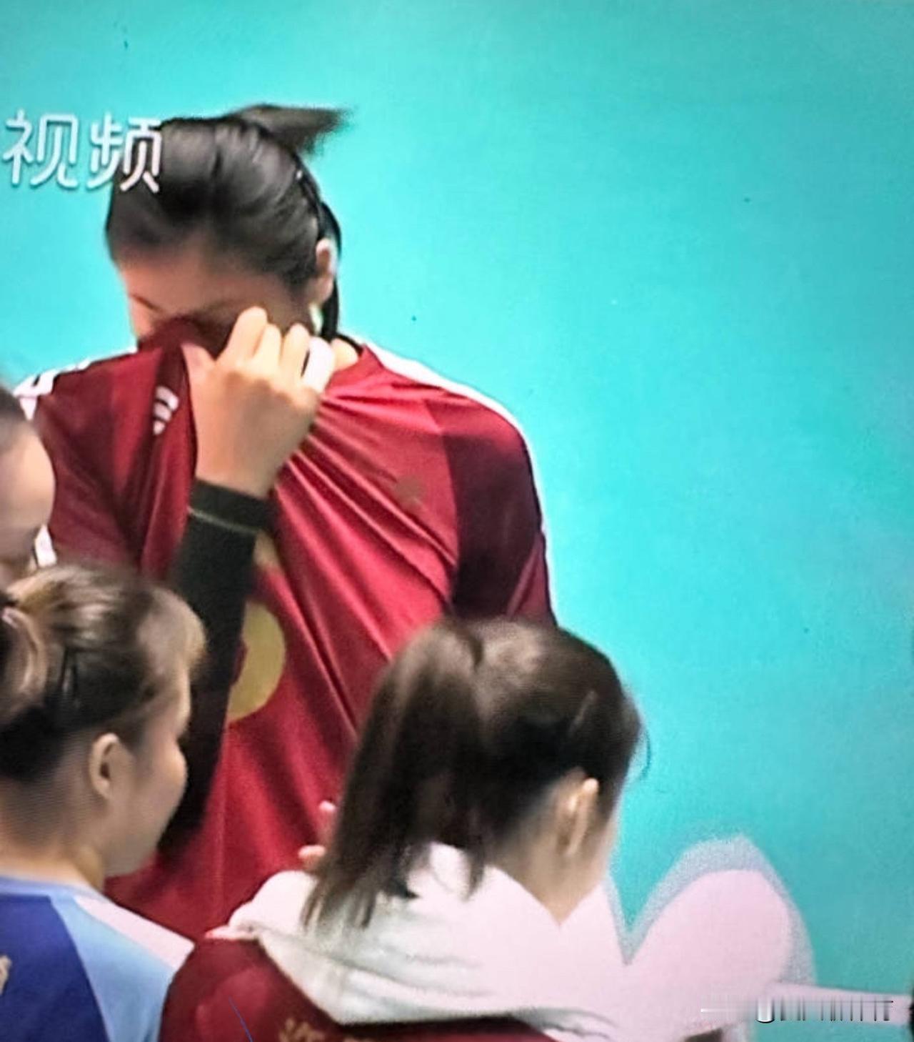 高意被教练骂哭了！暂停期间委屈地擦眼泪了！心疼我们的高意啊！上海女排的主教练王之