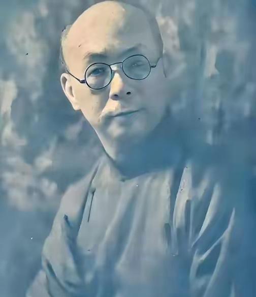 中国最大的汉奸是谁？他远比汪精卫更加可恨。要是没有他，日本连中国大门都进不了。在