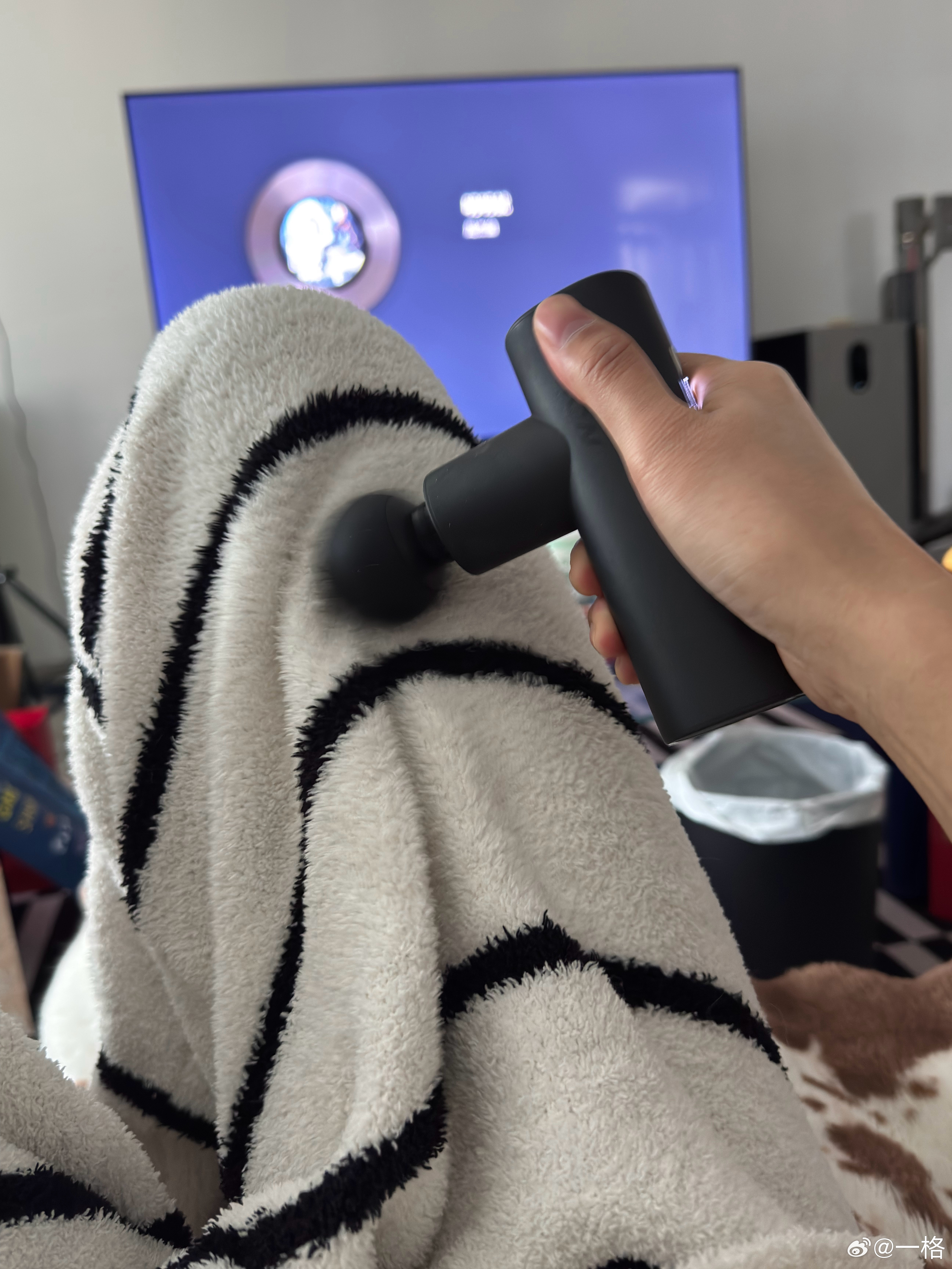 本来今天想去健身房练背来着，但是昨天体能训练今天浑身痛，用筋膜枪放松了下觉得自己