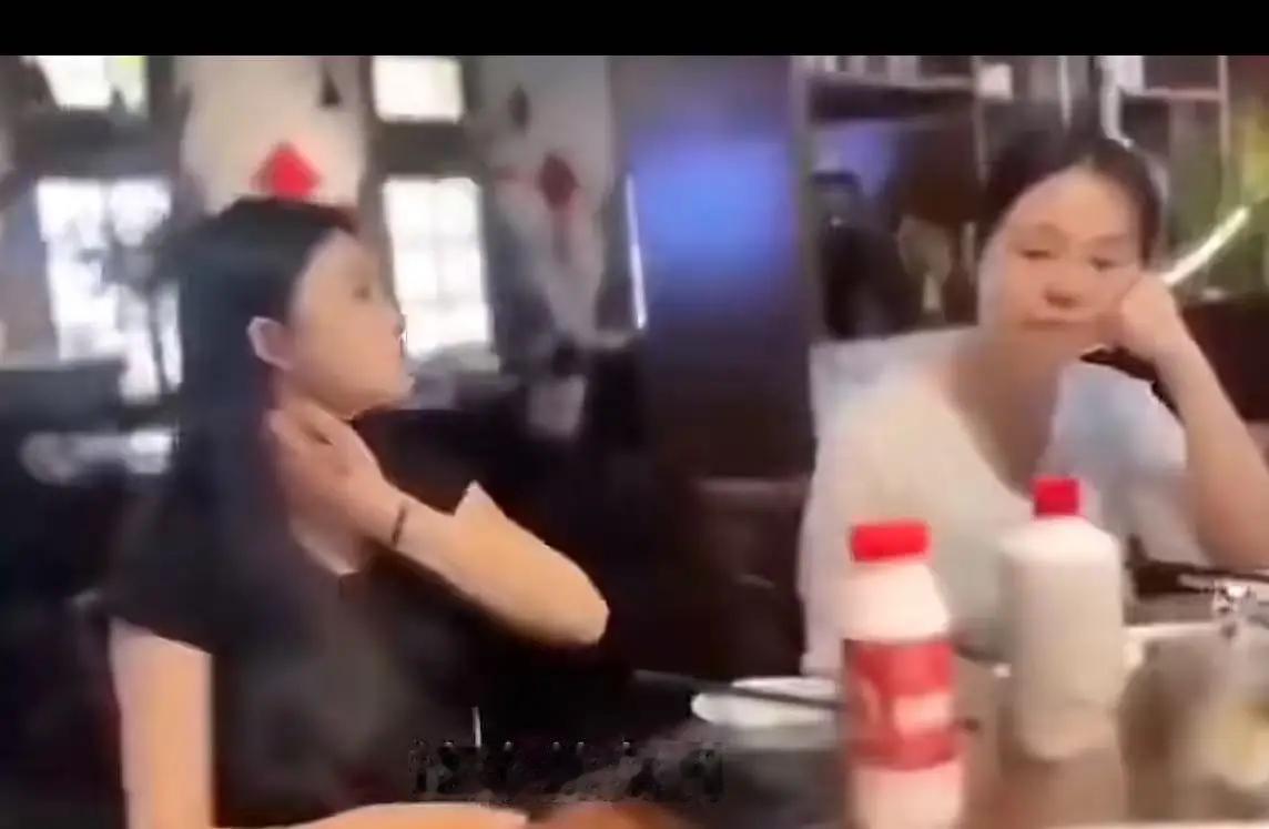 小伙去相亲，吃完饭问相亲女对自己印象怎么样？没想到相亲女当场说：“我看不上你，你