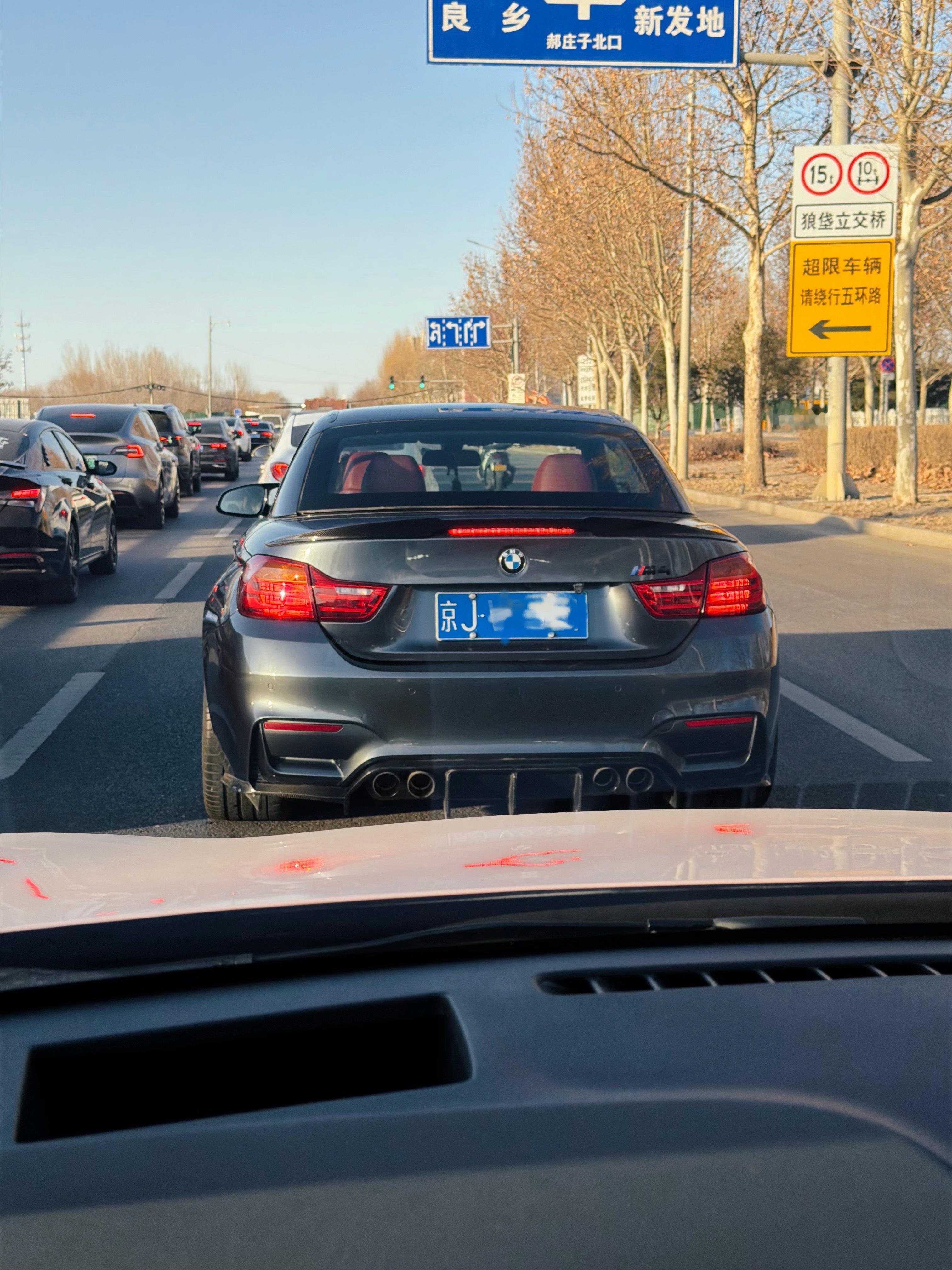 这M4整的真帅啊一个姐姐开的，嗖嗖嗖老猛了