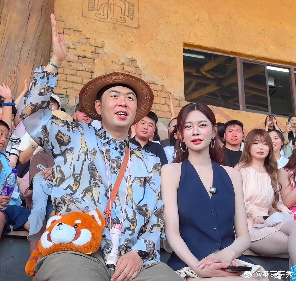 沈梦辰以前明明是黑皮，可你看她坐在杜海涛身边，简直白到发光！沈梦辰张凌赫我要去