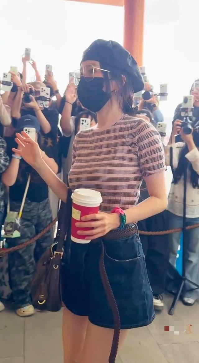 杨幂Prada女王出山了，条纹紧身半袖搭牛仔短裤，又显身材又时尚
