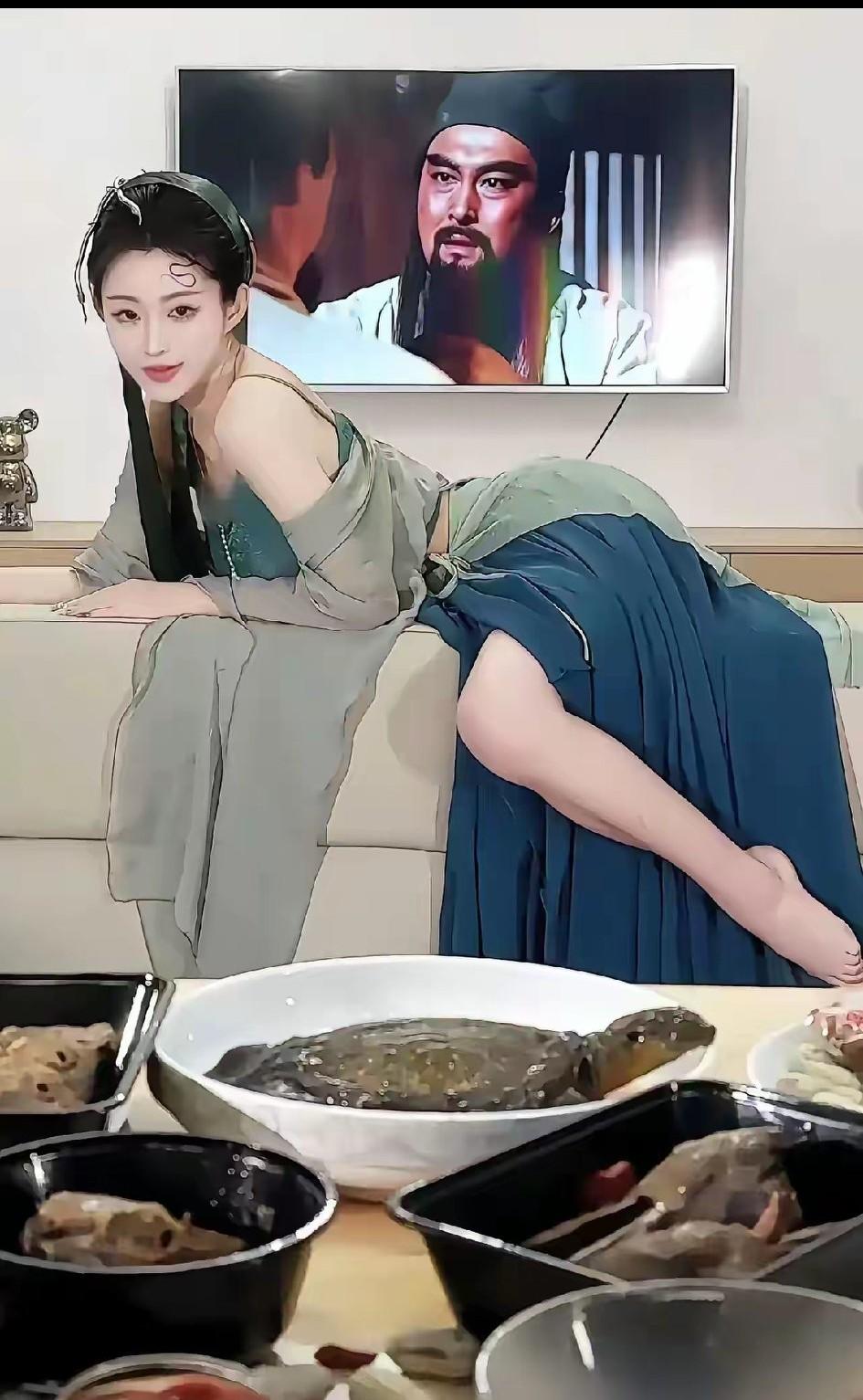 打破脑袋也想不明白，这究竟是一个怎样的场景？一看就是餐厅，餐桌上全是山珍海味