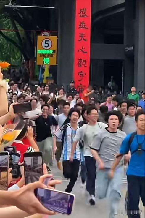 “你只是高考完了，不是家里发财了！”考后账单如山，家长愁：生活费该给多少？