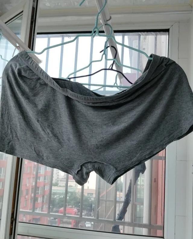 乒乓球赛后输家抡球拍打人，这操作属实炸裂！输球就动手，把球拍当凶器，简直离谱。网