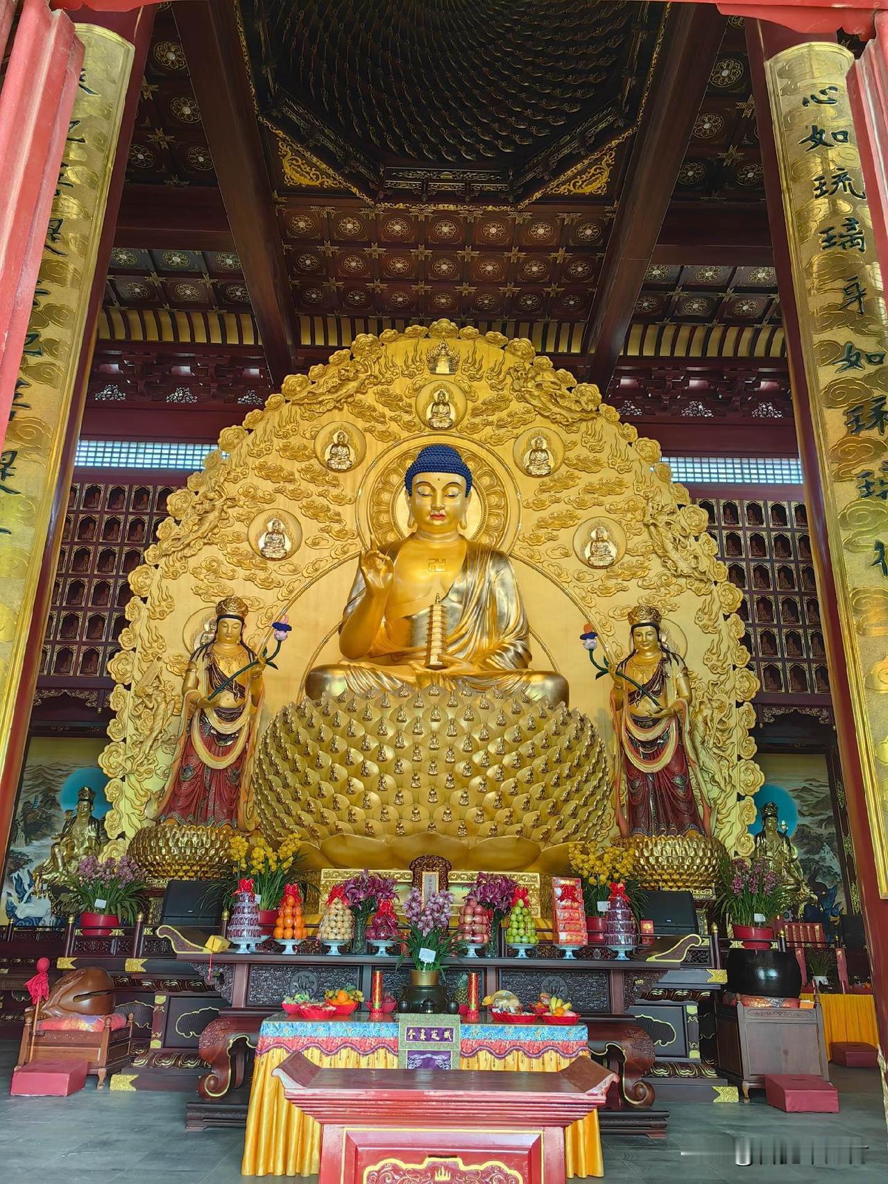 走进药师殿，读懂东方三圣的温柔守护殿宇之内，檀香袅袅，抬头便看见这三尊金身