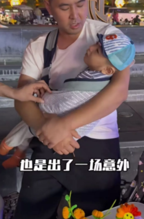 “600块竟然可以买下一个男人的尊严！”深夜的洛阳街头，一个男子背着孩子摆摊卖手