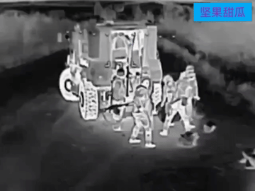 大半夜不得安宁。一队乌军大半夜乘车轮换，不懂得怎么回事，下车后一群慢吞吞的在车后