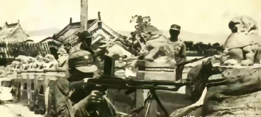 1949年，一架飞机在解放区坠毁，飞行员主动向解放军投降，还指了指舱门，说：“这